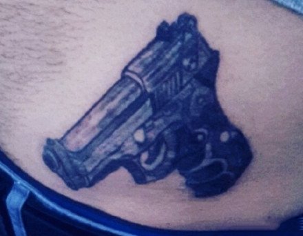 点击大图看下一张：个性的一组手枪主题纹身作品图片