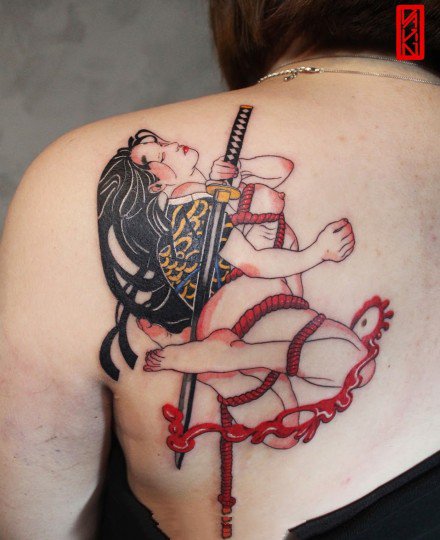 点击大图看下一张：日本传统女性的一组彩色创意纹身作品