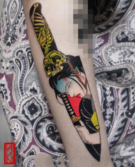 点击大图看下一张：日本传统女性的一组彩色创意纹身作品