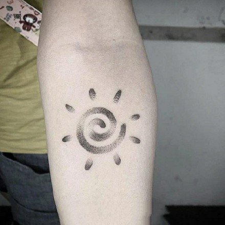点击大图看下一张：太阳图腾的一组太阳纹身图案欣赏