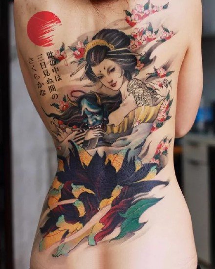 点击大图看下一张：女性的一组美丽大满背纹身图片