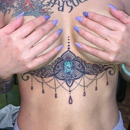 点击大图看下一张：很漂亮性感的女性胸花纹身图案