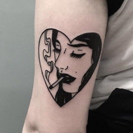 点击大图看下一张：黑色桃心心形中的创意纹身图片
