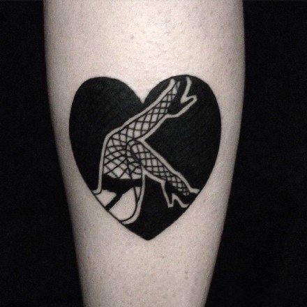 点击大图看下一张：黑色桃心心形中的创意纹身图片