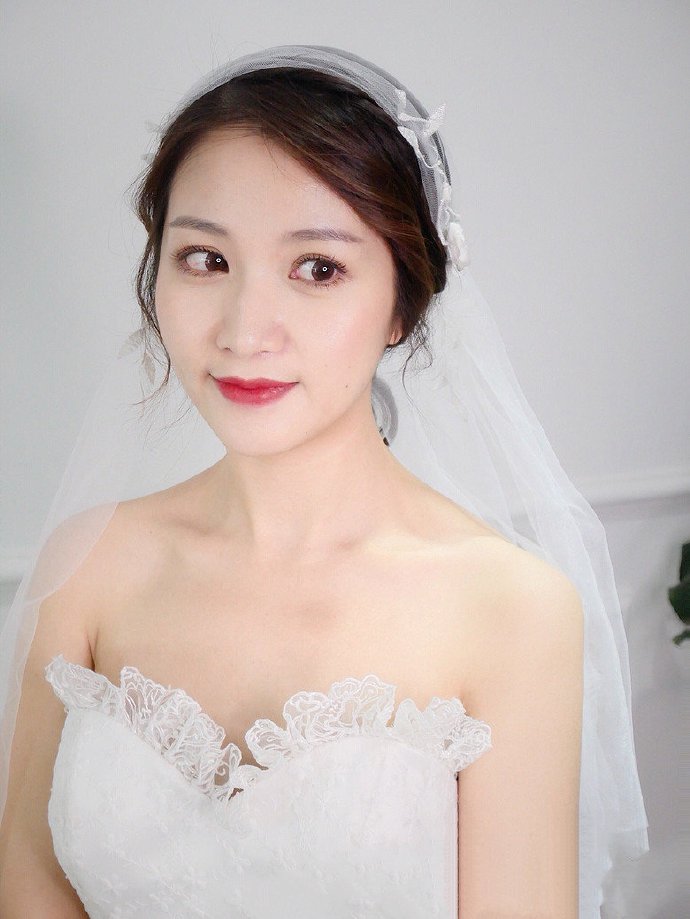 点击大图看下一张：简单的韩式新娘造型，清雅动人