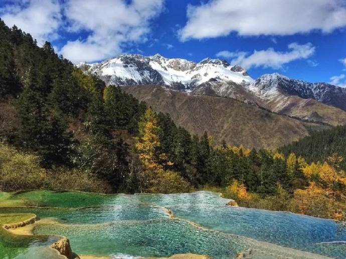 点击大图看下一张：正逢水源丰沛季节，整条黄龙，水势欢腾，活力旺盛