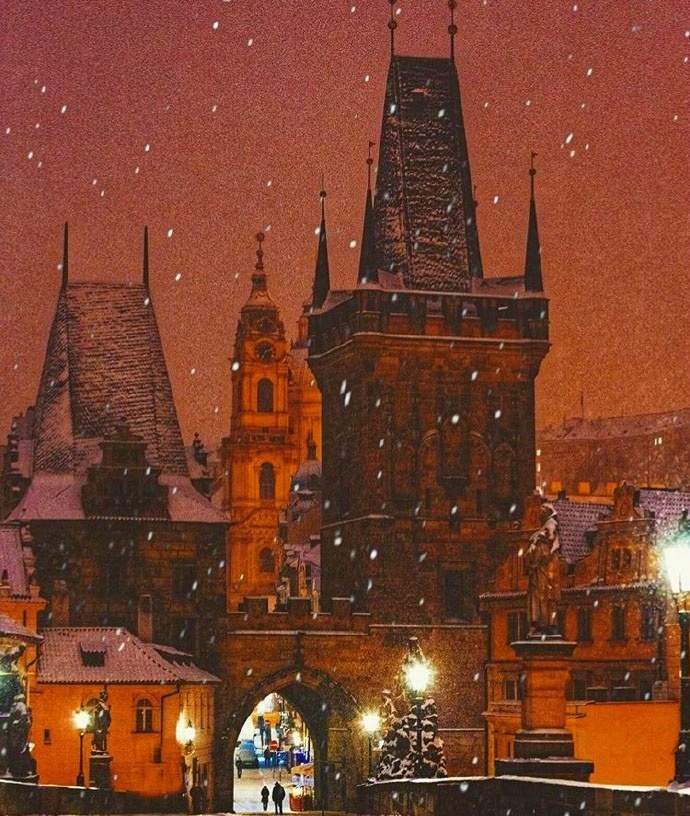 点击大图看下一张：一组浪漫的下雪中的城堡图片欣赏