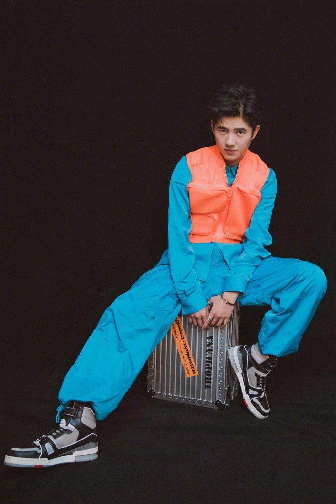 点击大图看下一张：刘昊然身着Louis Vuitton蓝色套装外搭橘色马甲，强烈撞色的大胆穿衣风格
