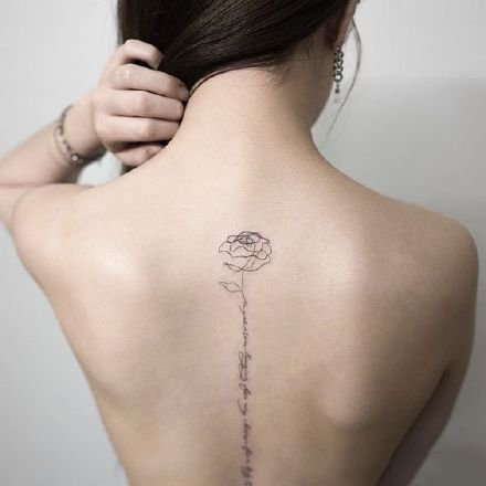 点击大图看下一张：女生后背部脊椎处唯美的小清新纹身图
