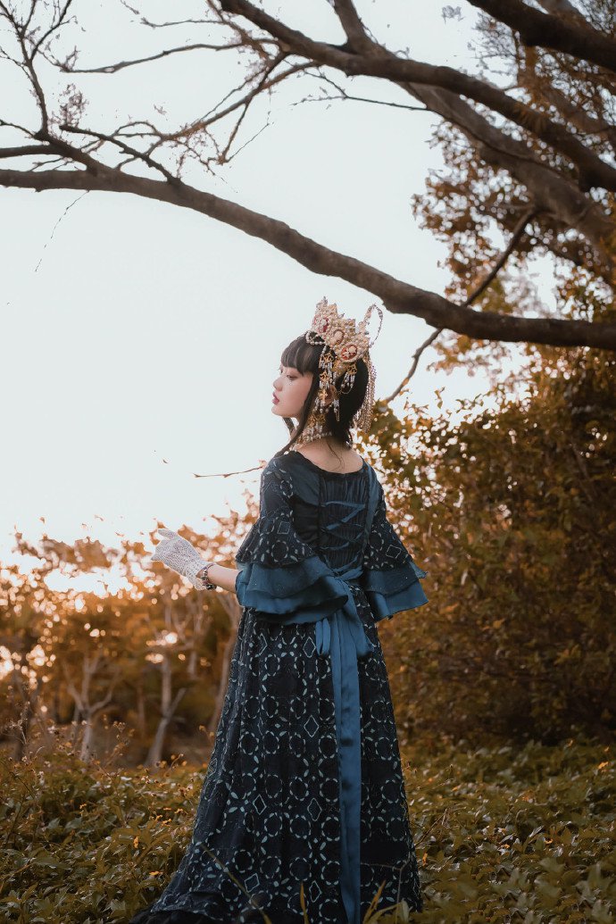 点击大图看下一张：cos深蓝色礼服裙的魔界公主图片