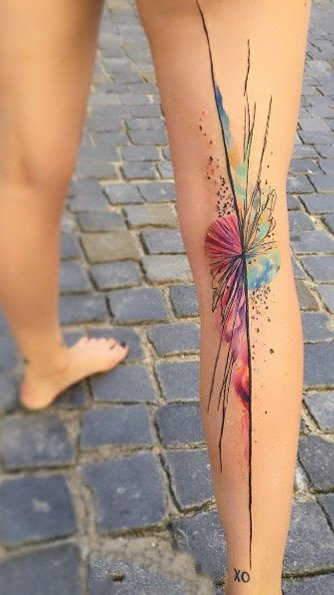 点击大图看下一张：唯美的腿部水彩色漂亮纹身图片