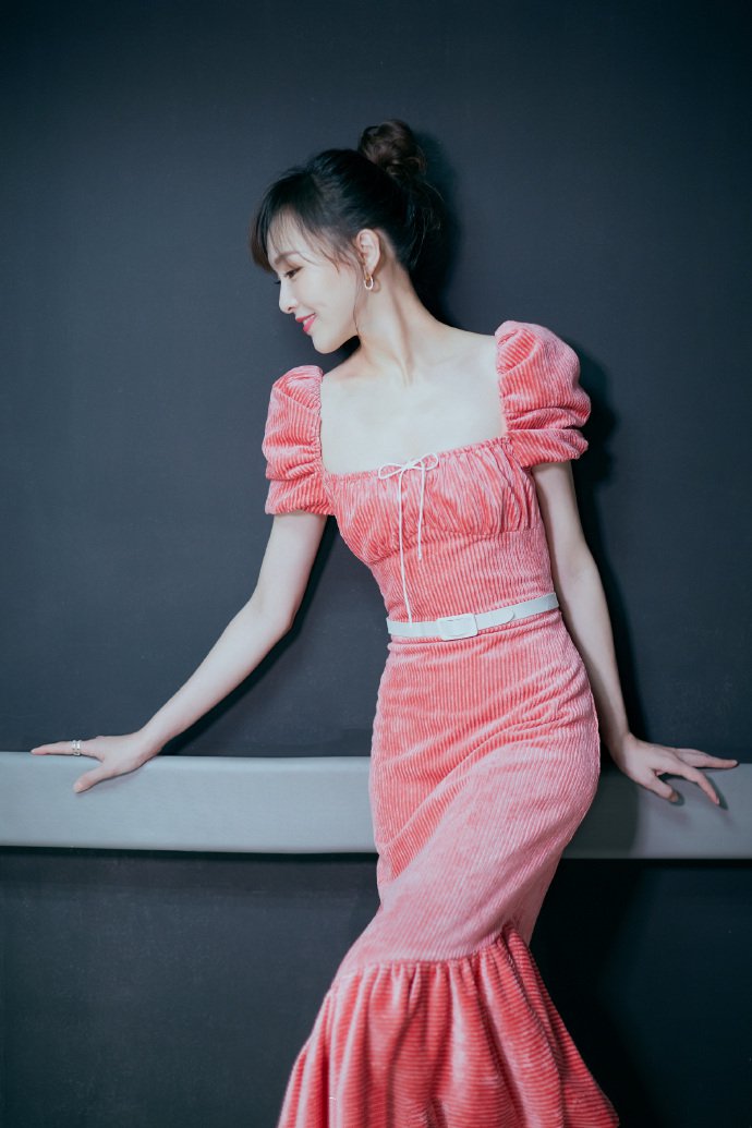 点击大图看下一张：唐嫣以一袭粉色长裙亮相活动，优雅大气又不失甜美
