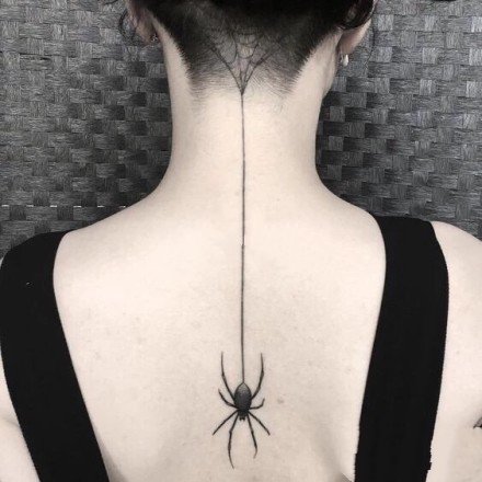 点击大图看下一张：好看的一组黑灰小蜘蛛纹身图案