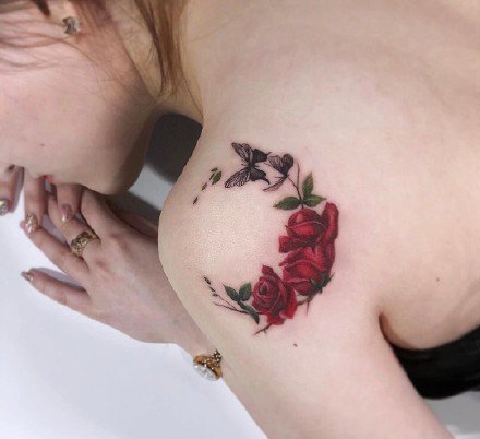 点击大图看下一张：红色的一组女生小玫瑰纹身图