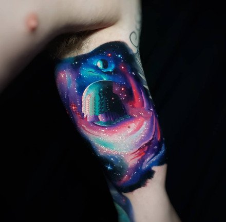点击大图看下一张：9张纹在手臂上的梦幻星空纹身图案