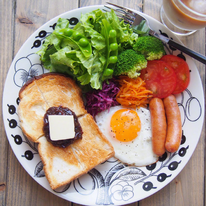 点击大图看下一张：早餐钟爱荷包蛋 健康营养搭配的早餐