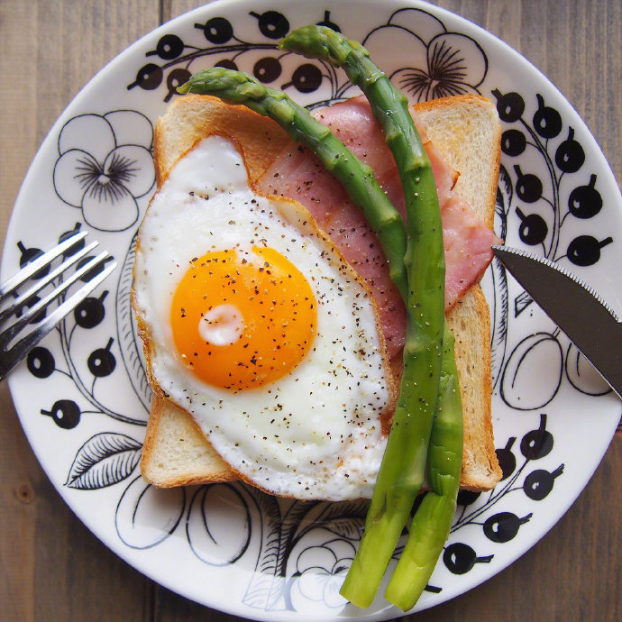 点击大图看下一张：早餐钟爱荷包蛋 健康营养搭配的早餐