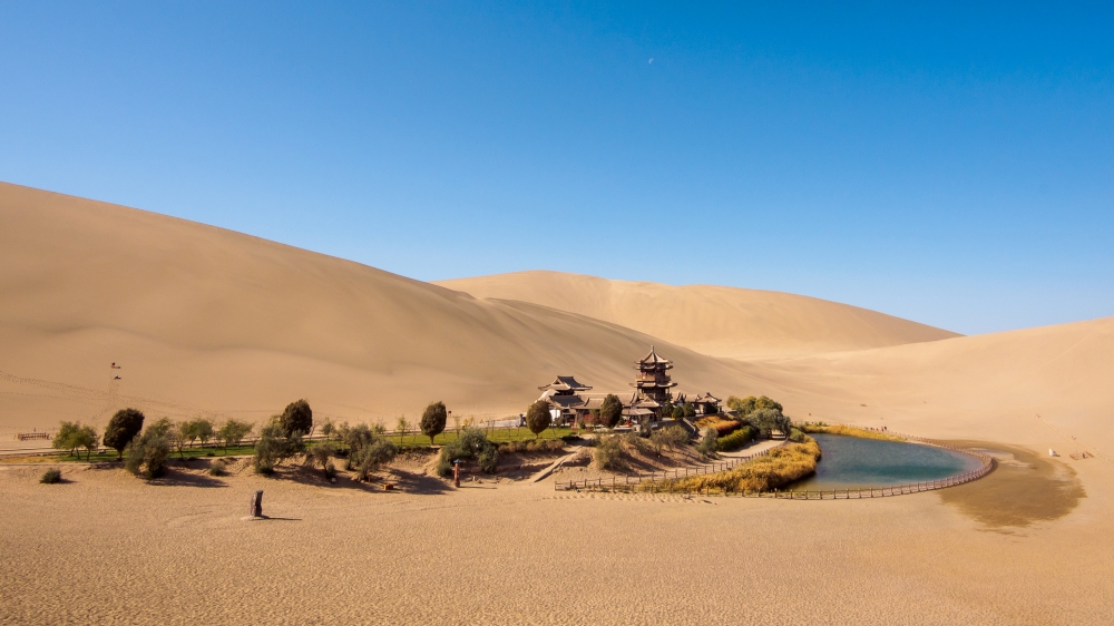 点击大图看下一张：一组鸣沙山月牙泉沙漠风景图片欣赏