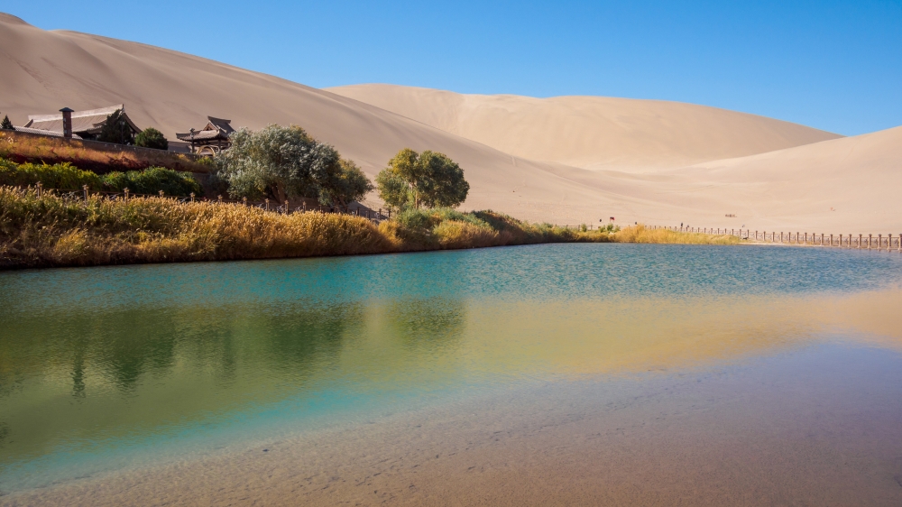 点击大图看下一张：一组鸣沙山月牙泉沙漠风景图片欣赏