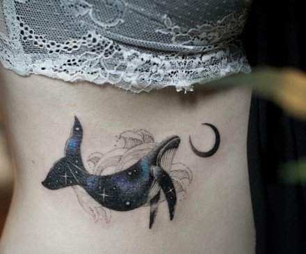 点击大图看下一张：黑色的一组美丽小鲸鱼纹身图案