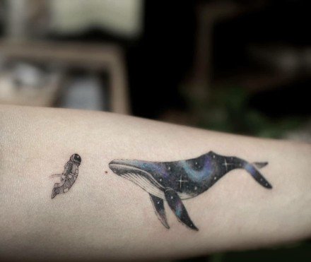点击大图看下一张：黑色的一组美丽小鲸鱼纹身图案