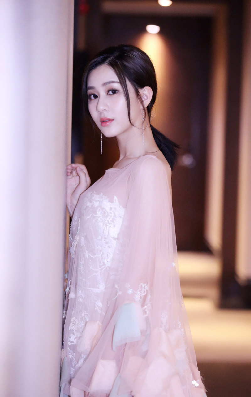 点击大图看下一张：刘颖伦露背白纱裙性感图片