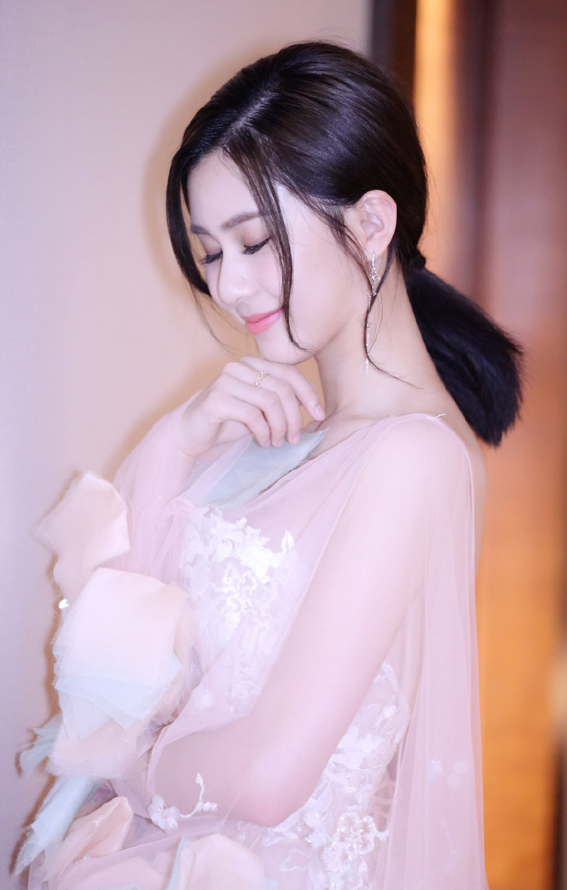点击大图看下一张：刘颖伦露背白纱裙性感图片