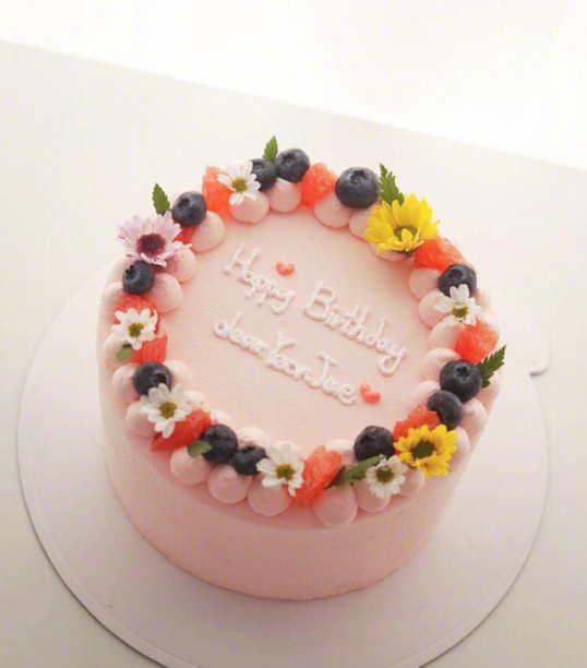 点击大图看下一张：颜值与美味并存的创意生日蛋糕 ​ ​​​​