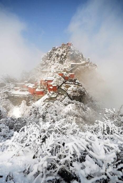 点击大图看下一张：一组唯美好看的武当雪景图片欣赏