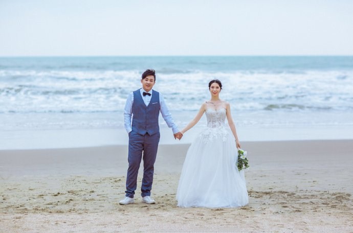 点击大图看下一张：一组很浪漫的海边和户外的婚纱摄影