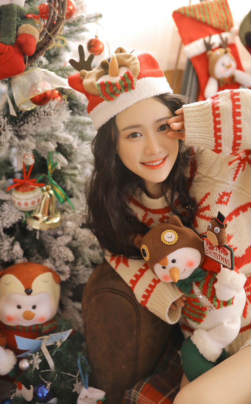 点击大图看下一张：毛衣美女甜美娇俏圣诞写真图片