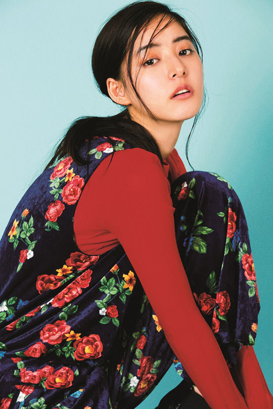 点击大图看下一张：新木优子时尚杂志写真图片