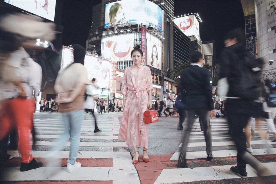 点击大图看下一张：包文婧日系复古长裙街拍写真图片