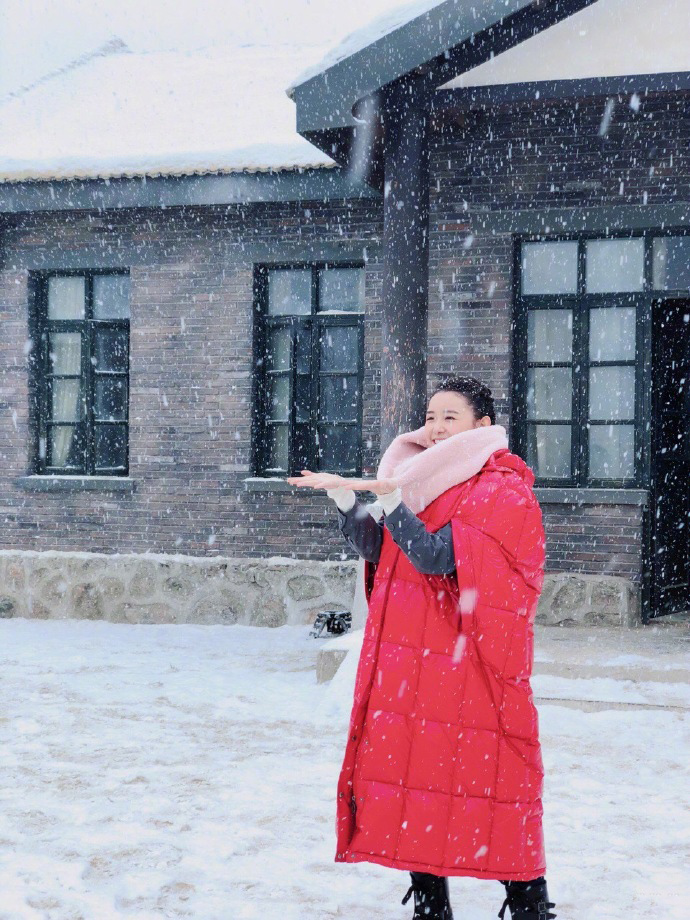 点击大图看下一张：蒋依依雪中红衣甜美写真图片