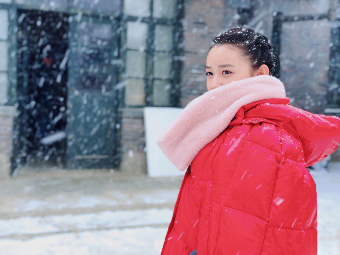 点击大图看下一张：蒋依依雪中红衣甜美写真图片