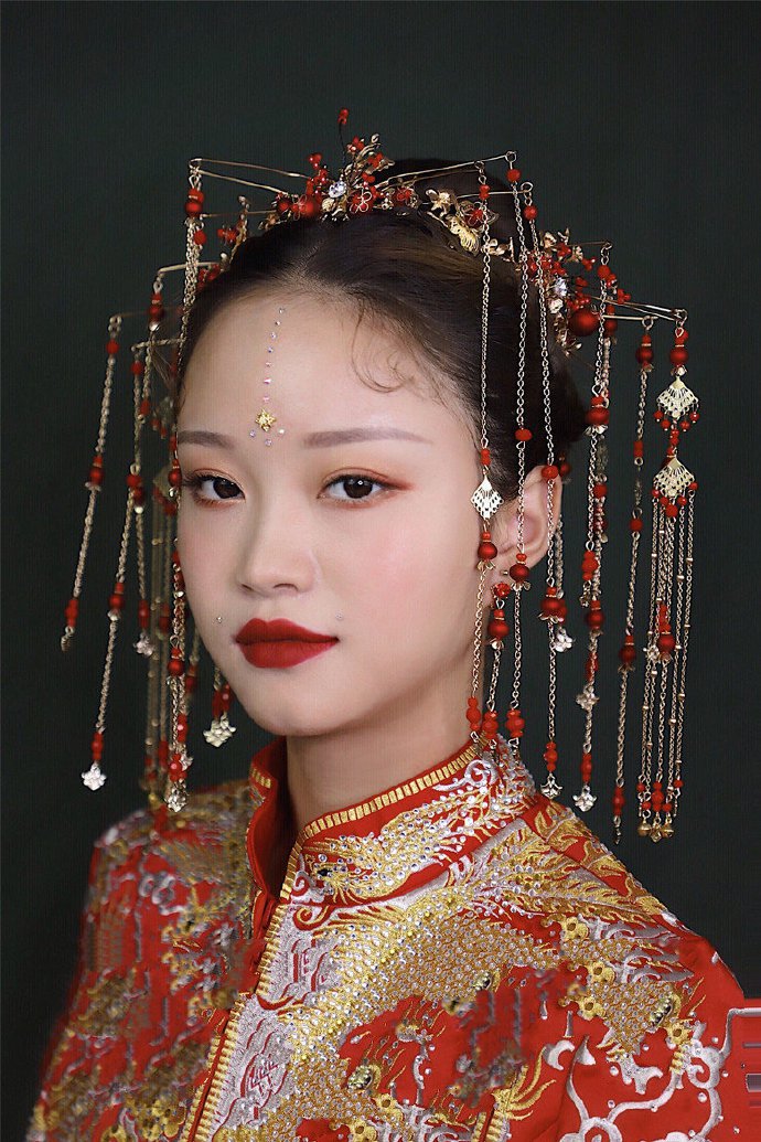 点击大图看下一张：大美中式新娘造型，婉约动人