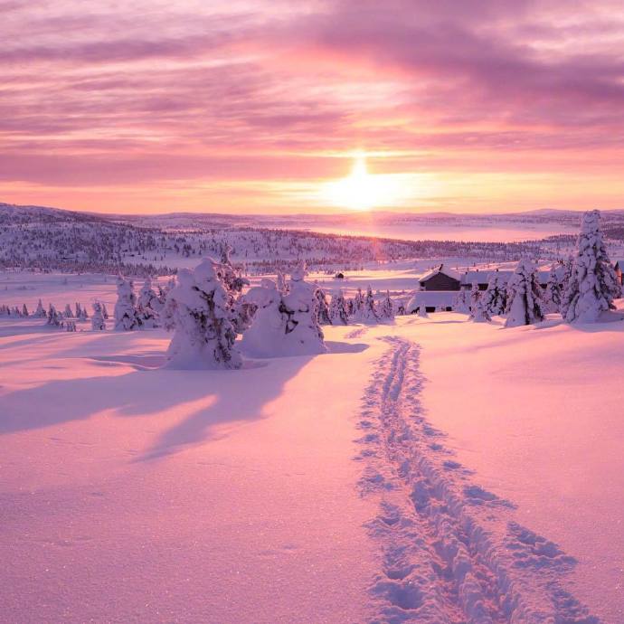 点击大图看下一张：一组在阳光照耀下的雪景图片欣赏