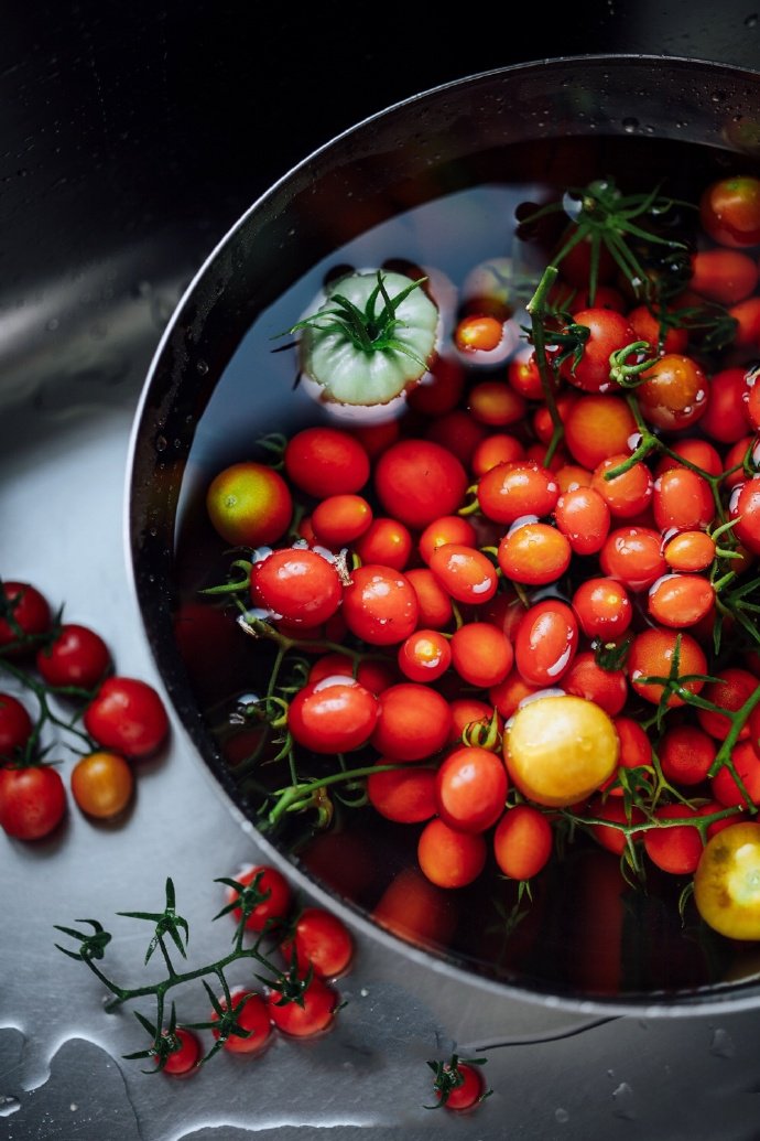 点击大图看下一张：一组小小的红红的番茄图片欣赏