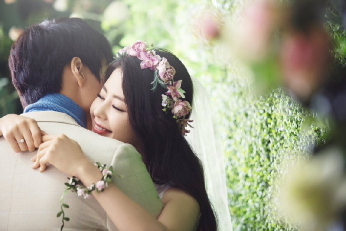 点击大图看下一张：一组花丛的浪漫婚纱摄影图片