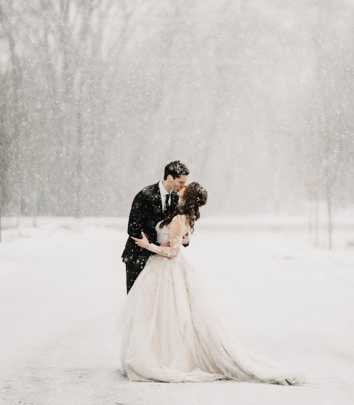 点击大图看下一张：下雪天的浪漫婚纱摄影图片欣赏