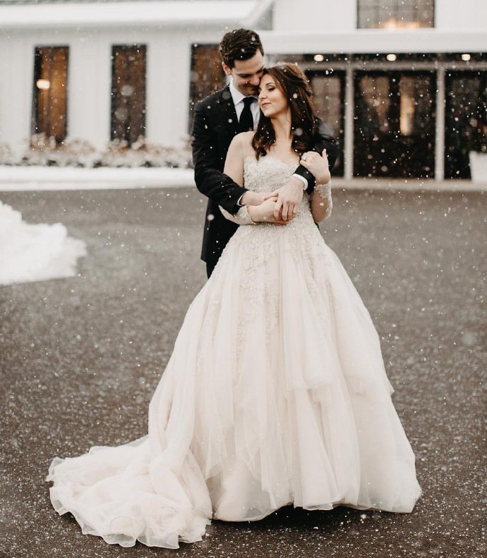 点击大图看下一张：下雪天的浪漫婚纱摄影图片欣赏