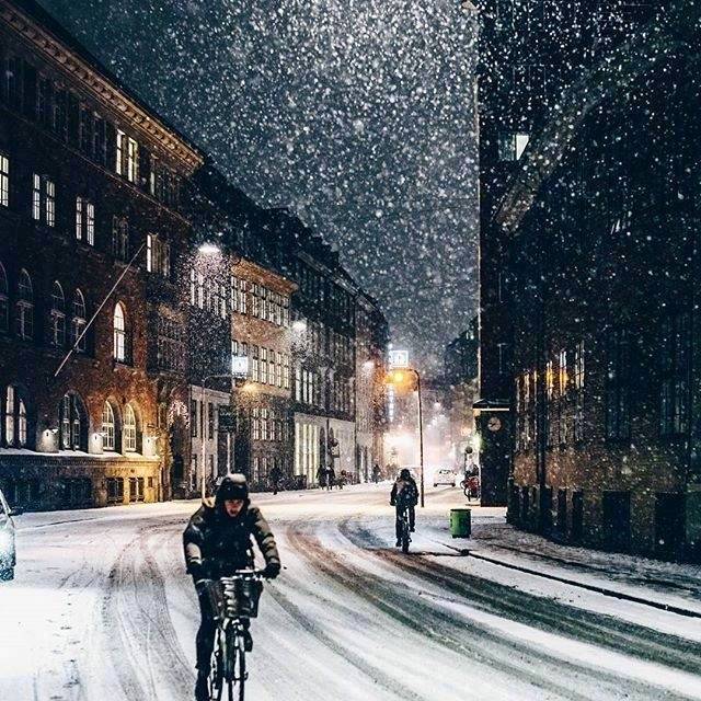 点击大图看下一张：哥本哈根的雪夜 吹落身上雪，一身都是月