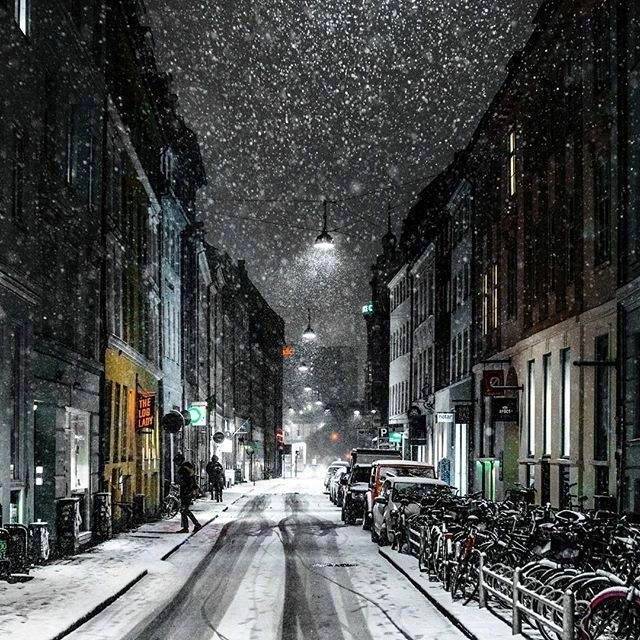 点击大图看下一张：哥本哈根的雪夜 吹落身上雪，一身都是月