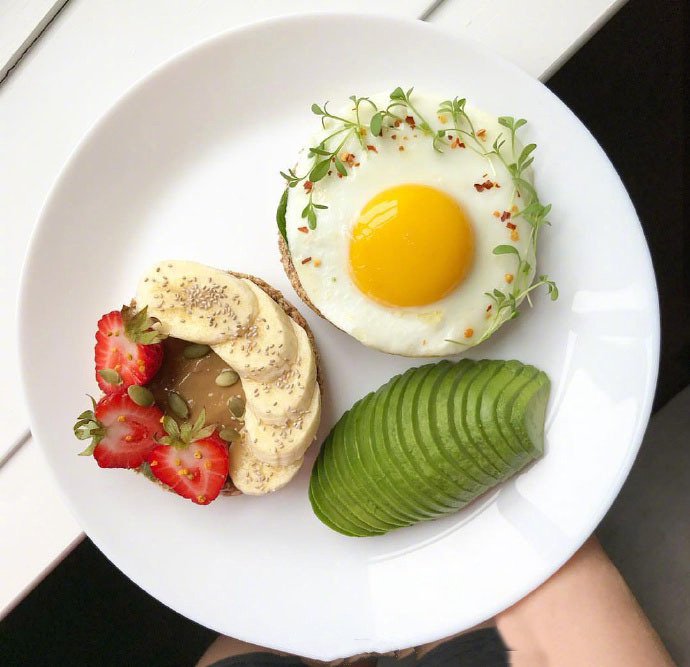 点击大图看下一张：牛油果与鸡蛋组合的营养早餐图片