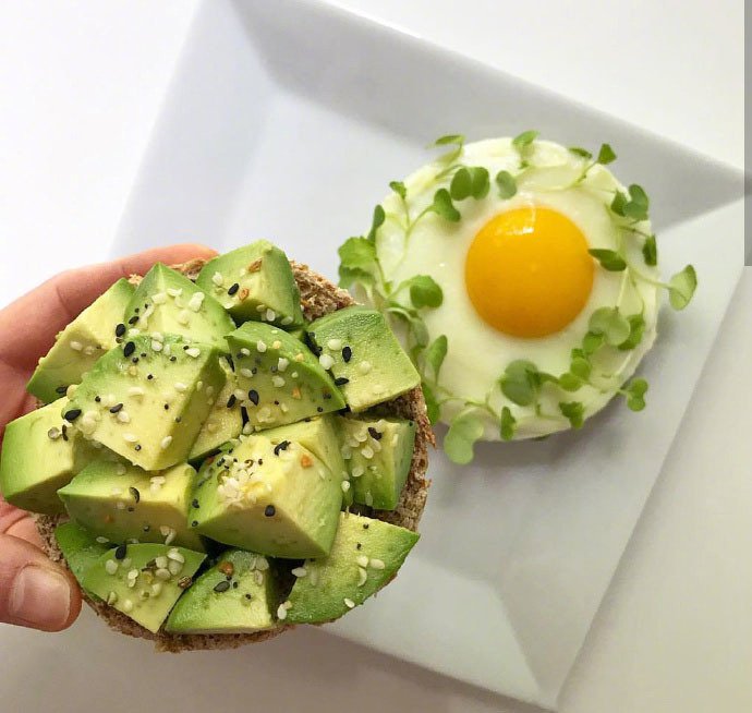 点击大图看下一张：牛油果与鸡蛋组合的营养早餐图片