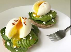 牛油果与鸡蛋组合的营养早餐图片