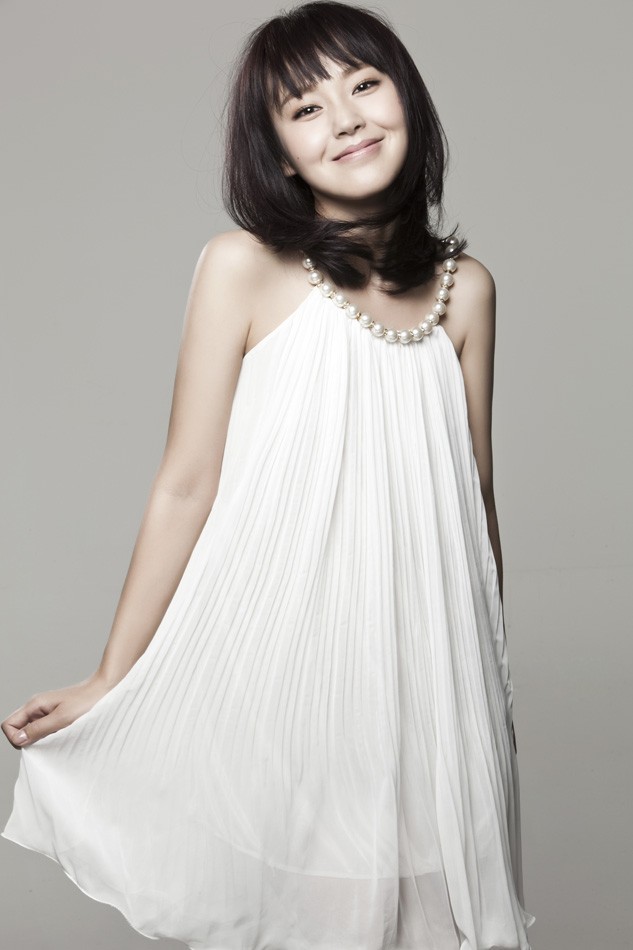 点击大图看下一张：张佳宁白色纱裙梦幻写真图片