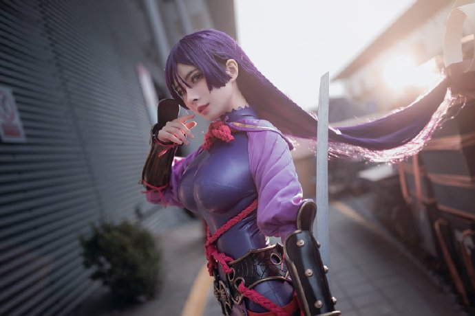 点击大图看下一张：cos帅气的紫色长发美女图片欣赏