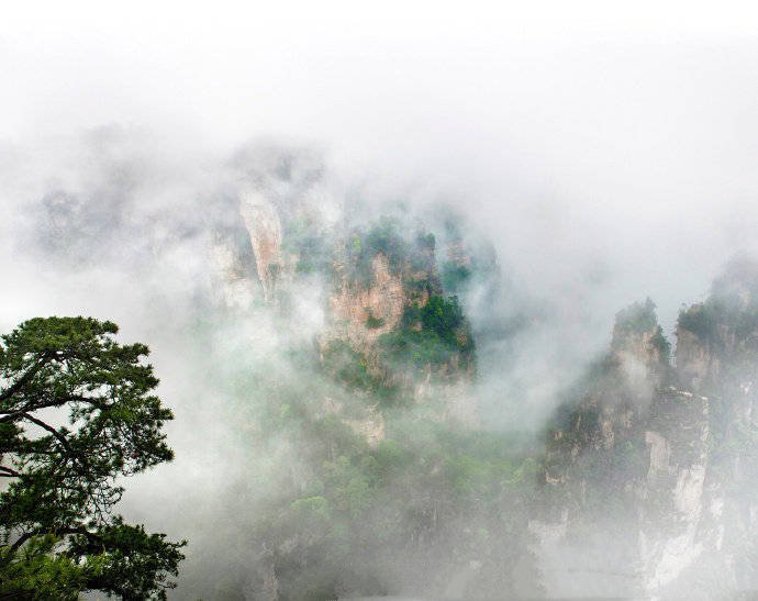 点击大图看下一张：高山上的云雾就像仙境一样美丽