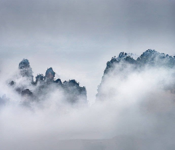 点击大图看下一张：高山上的云雾就像仙境一样美丽